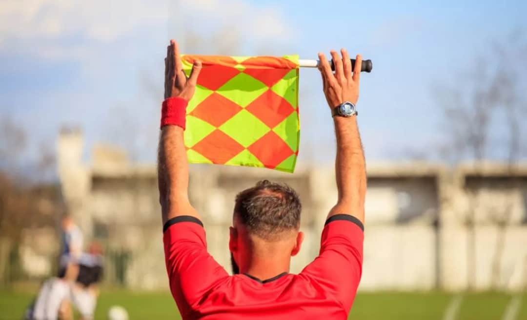 Ile zmian w piłce nożnej? 5 kluczowych zasad i wyjątków!